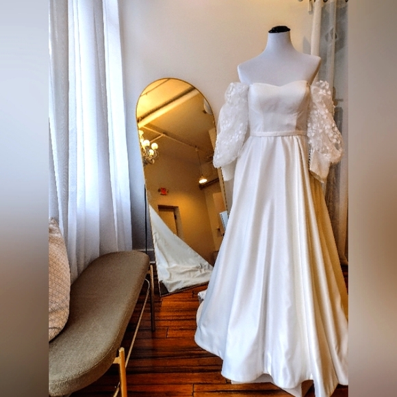 Beautiful custom satin gown - Picture 1 of 9